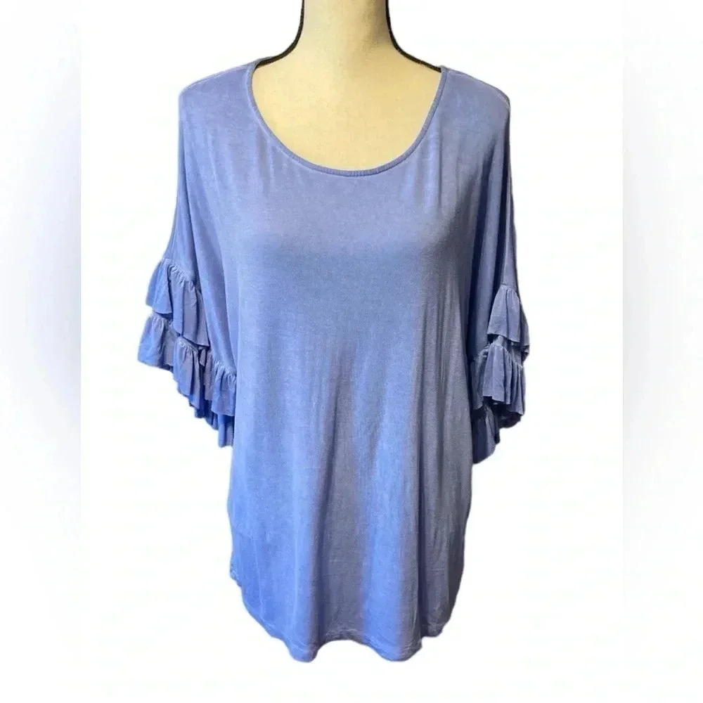 Seven7 blue top with cute ruffled top